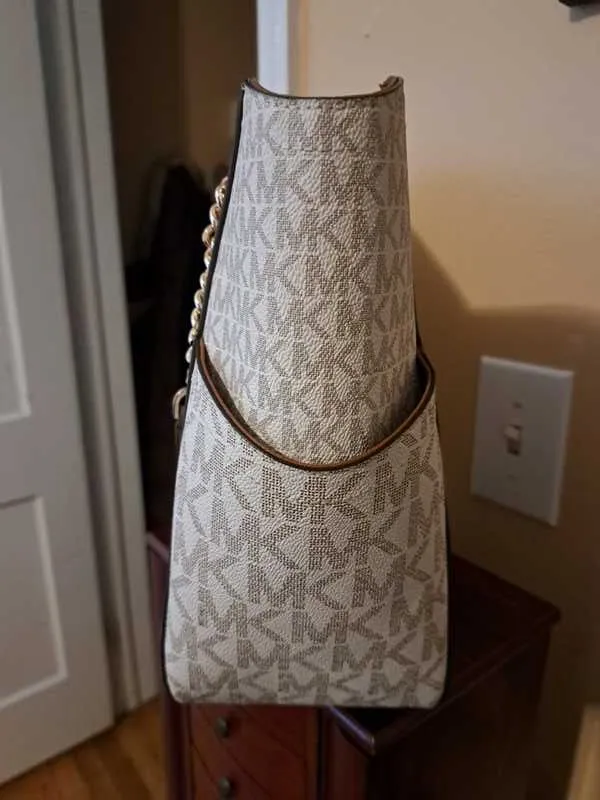 Jet Set Large Logo Shoulder Bag
