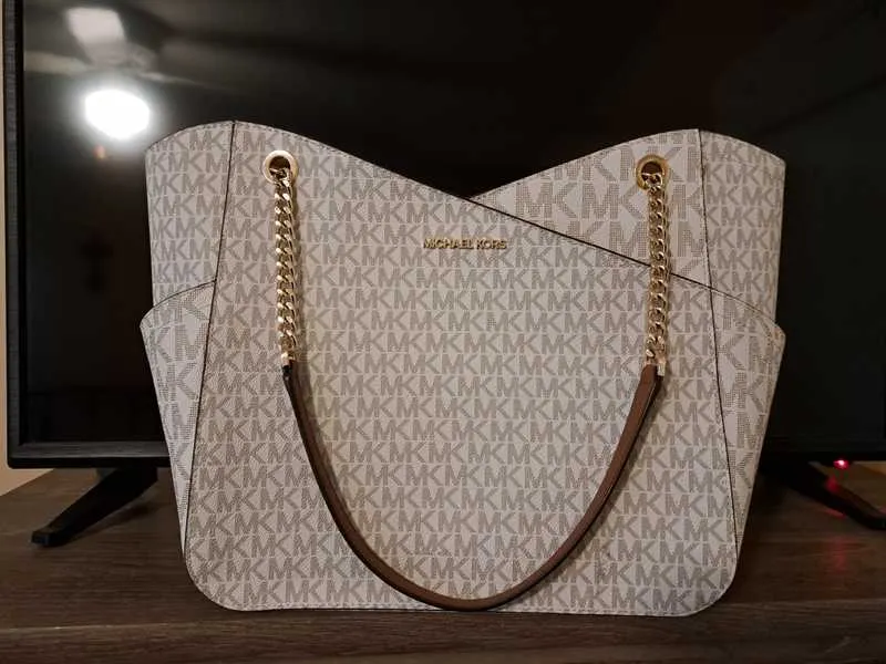 Jet Set Large Logo Shoulder Bag