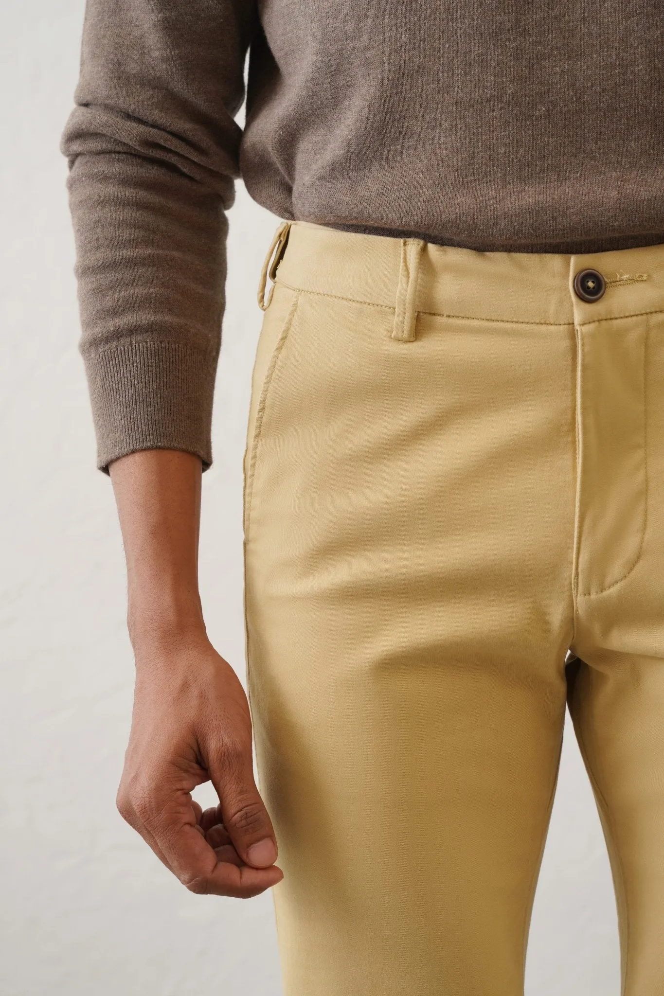The Regular Fit Travel Chino - Khaki